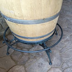 Kovaný stojan na sud.