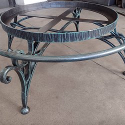 Kovaný stojan na sud.