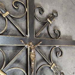 Kovový náhrobný kríž.