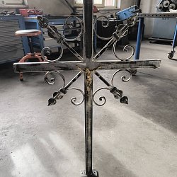 Kovový náhrobný kríž.