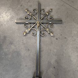 Kovový náhrobný kríž.