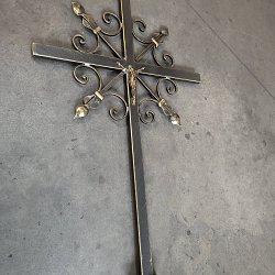 Kovový náhrobný kríž.