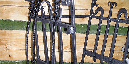 Kovaný kôš na drevo