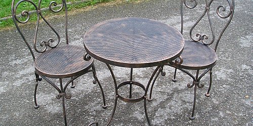 Kovaný stolík, stolička