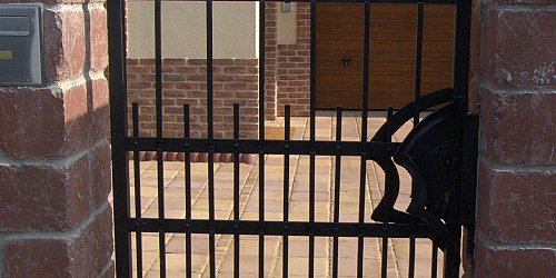 Posuvná kovaná brána