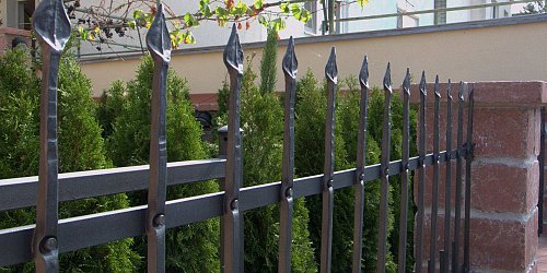 Posuvná kovaná brána