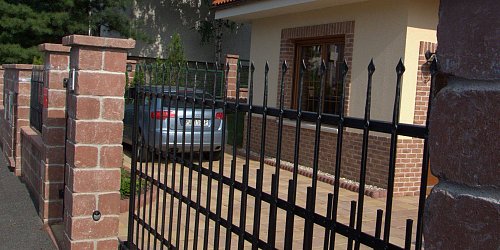 Posuvná kovaná brána