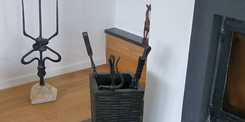 Moderná kovaná krbovka