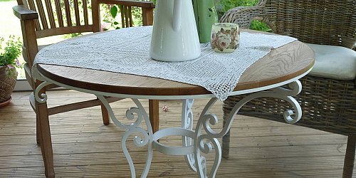 Romantický kovaný stolík