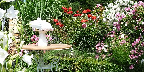 Romantický kovaný stolík