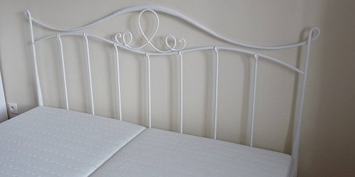 Kovaná posteľ, biela