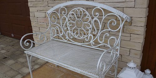 Kovaná lavička, biela