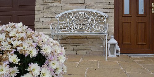 Kovaná lavička, biela