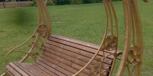 Kovaná záhradná hojdačka