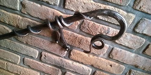 Kované madlo ako viničný konár