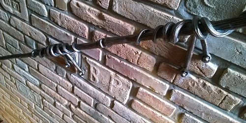 Kované madlo ako viničný konár