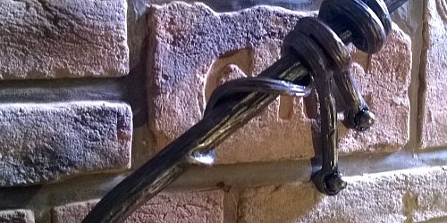 Kované madlo ako viničný konár