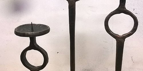 Trojica kovaných svietnikov