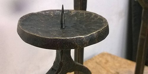 Trojica kovaných svietnikov