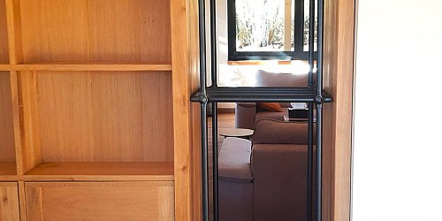 Kovaná polica na drevo.