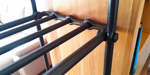 Kovaná polica na drevo.