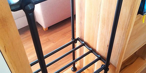 Kovaná polica na drevo.